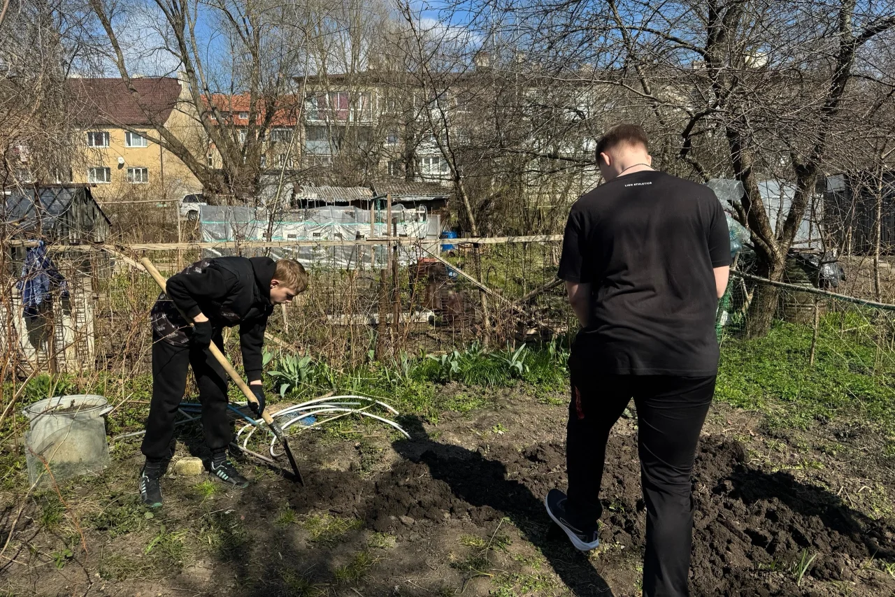 Волонтеры молодёжного центра «МОЖНО» помогли пожилым людям с уборкой территорий