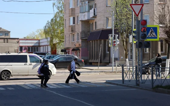 Обновленный светофор заработал на перекрестке улиц Победы и Красноармейской