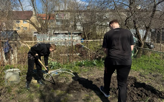 Волонтеры молодёжного центра «МОЖНО» помогли пожилым людям с уборкой территорий