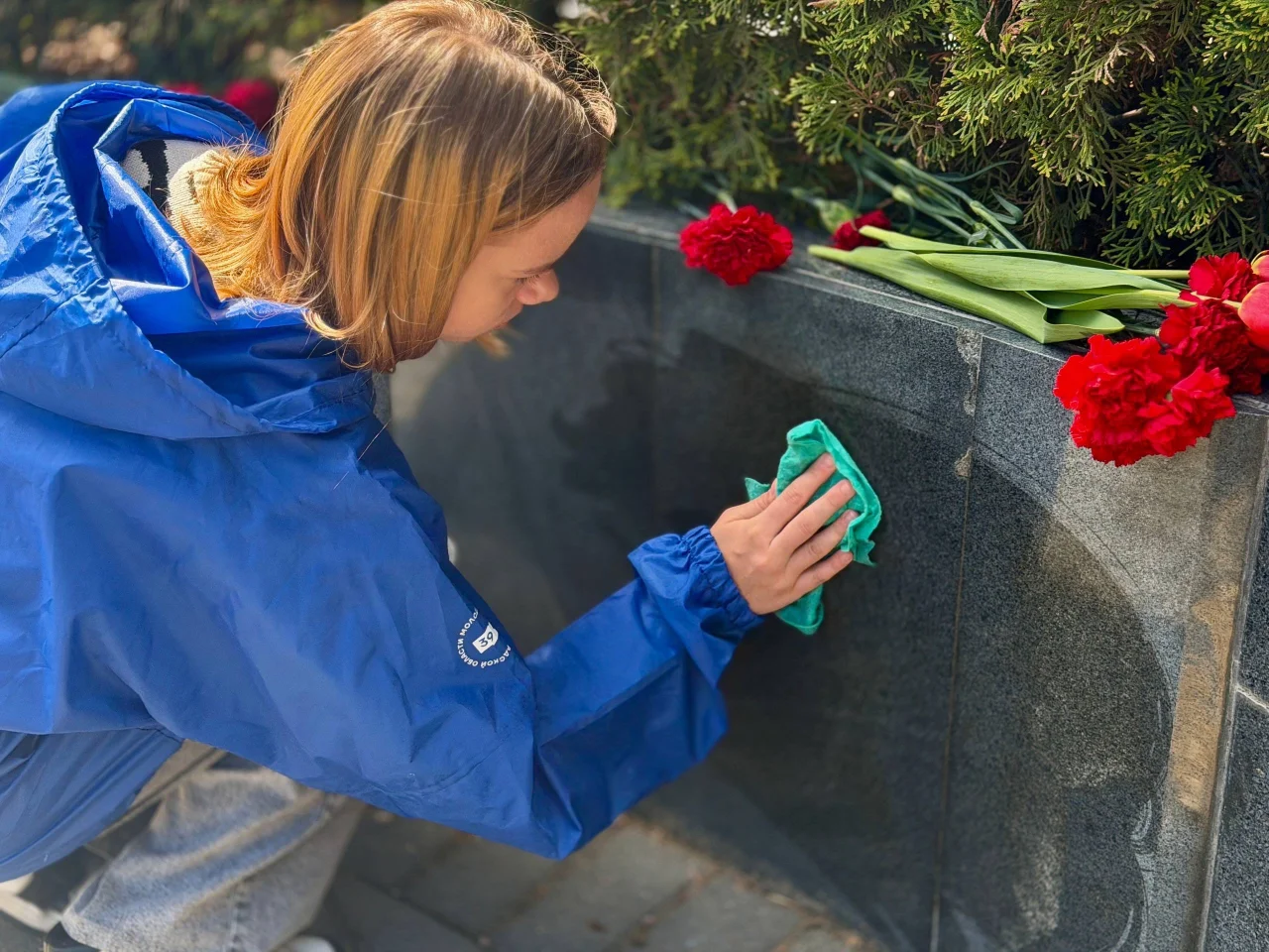 Волонтёры Победы привели в порядок территорию у памятника Зое Космодемьянской
