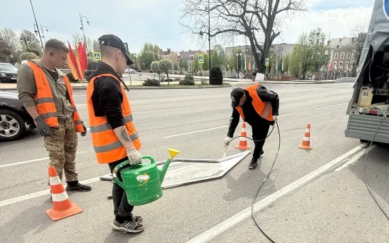 В городе продолжают обновлять дорожную разметку