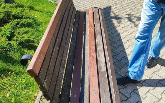 В Гусеве сотрудники «Чистоты» заменили сломанные деревянные рейки на скамейках