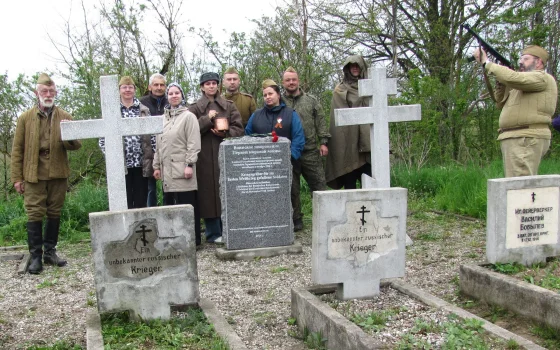 Волонтеры «Первой мировой» встретили День Победы на воинском захоронении