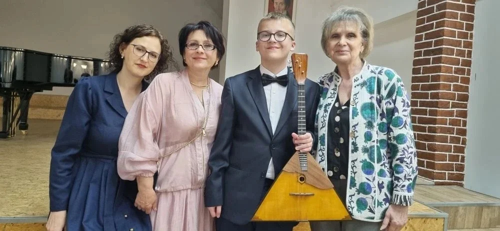 Воспитанник Детской школы искусств получил в подарок новую балалайку