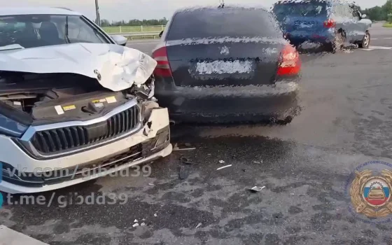 На трассе вблизи Гусева столкнулись три автомобиля, есть пострадавшие