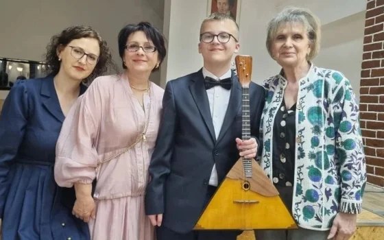 Воспитанник Детской школы искусств получил в подарок новую балалайку