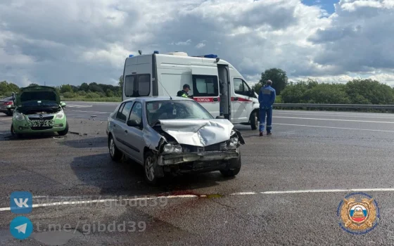 На трассе под Гусевом столкнулись «Рено» и «Опель»