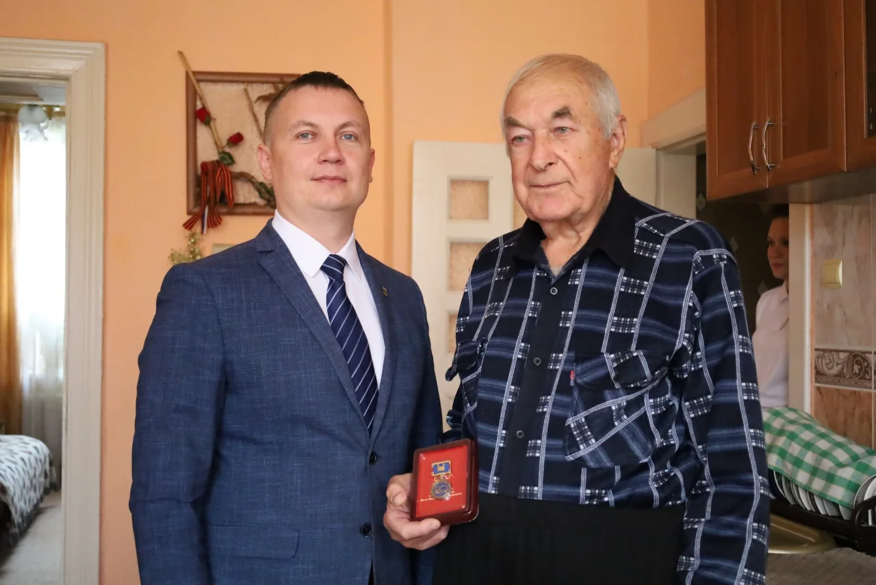 Глава администрации вручил юбилейные медали ветеранам становления региона