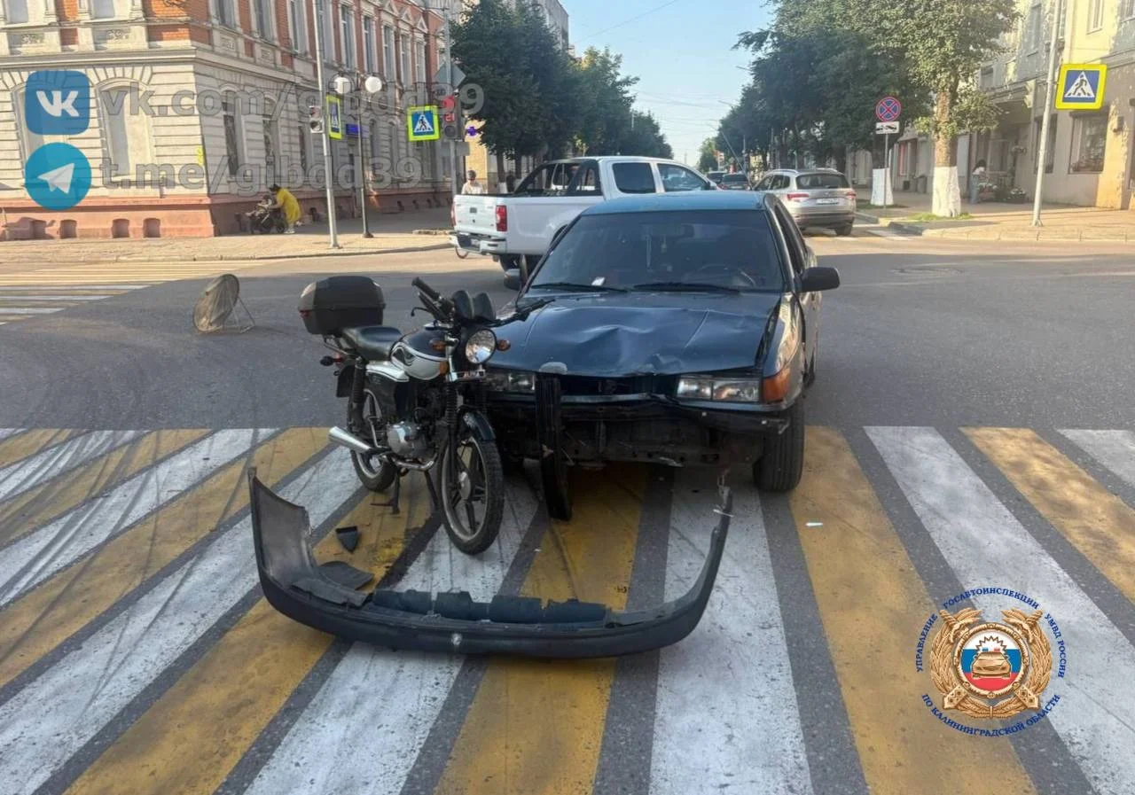 В Гусеве на перекрёстке улиц Победы и Менделеева столкнулись автомобиль и мотоцикл