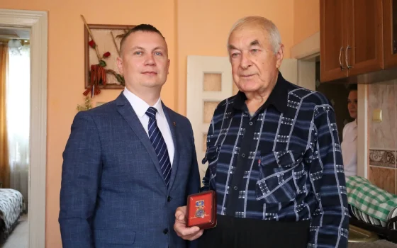 Глава администрации вручил юбилейные медали ветеранам становления региона