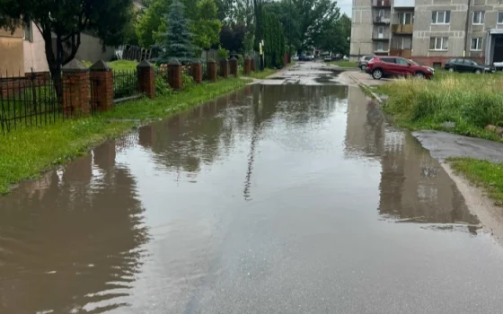 В Гусеве после жалобы решили проблему с огромной лужей на улице Морской