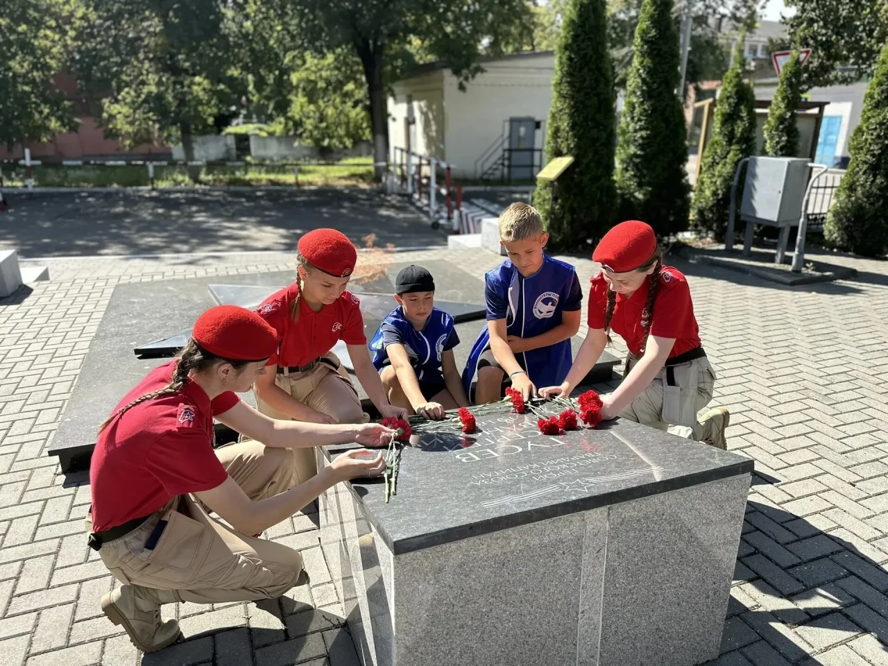 В день рождения Сергея Гусева к месту его захоронения возложили цветы