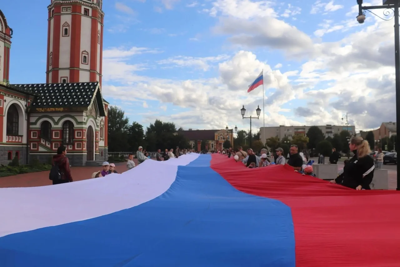 Сегодня на центральной площади города развернут 100-метровое полотно триколора