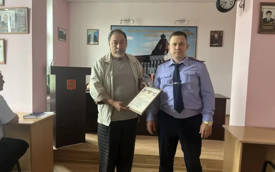 Ветеран МВД из Гусева получил награду за помощь в задержании преступника