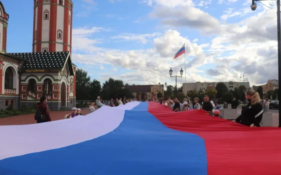 Сегодня на центральной площади города развернут 100-метровое полотно триколора
