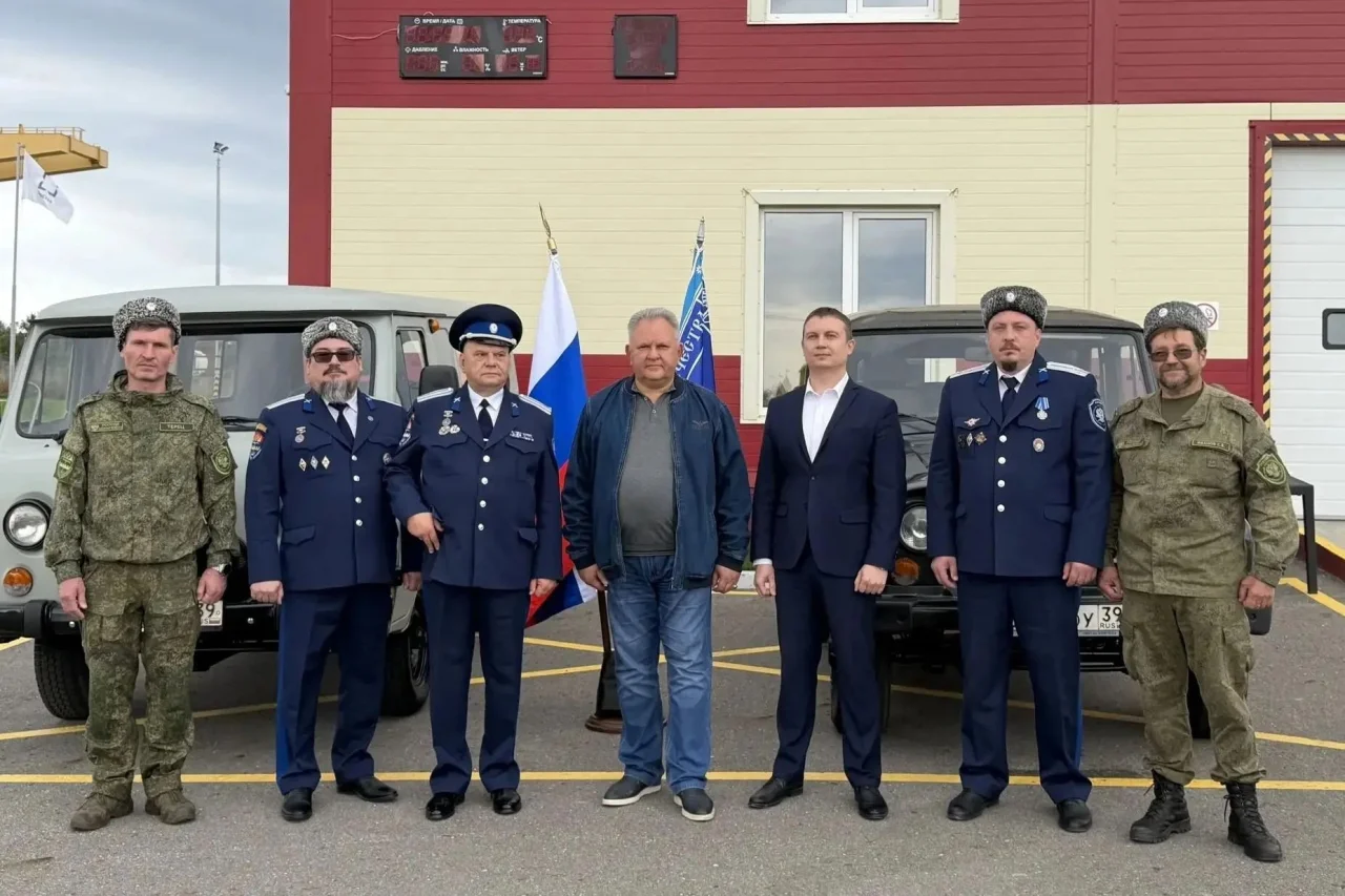 Янтарный комбинат передал казачьему войску два автомобиля УАЗ