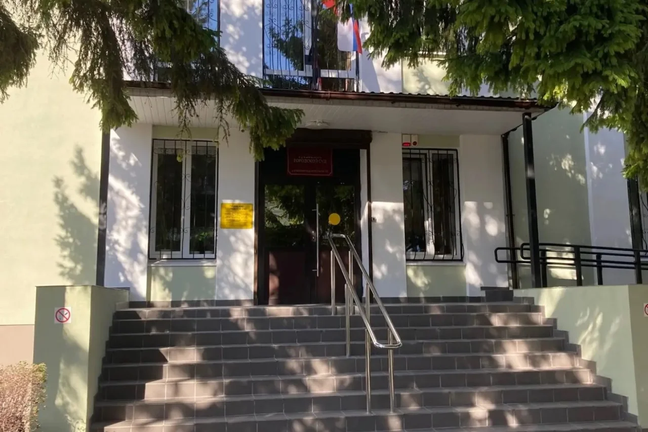 Местные власти через суд добиваются сноса гаража на территории многоквартирного дома