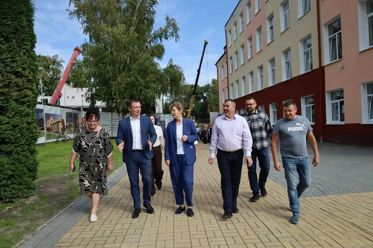 Светлана Трусенева проверила ход строительства спортзала в гусевской школе