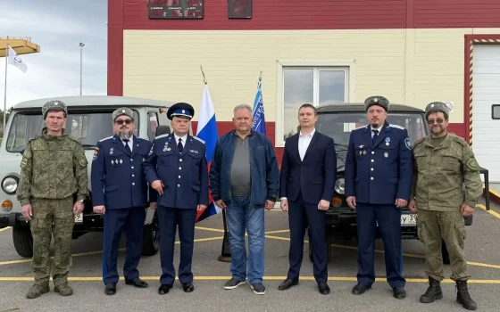 Янтарный комбинат передал казачьему войску два автомобиля УАЗ