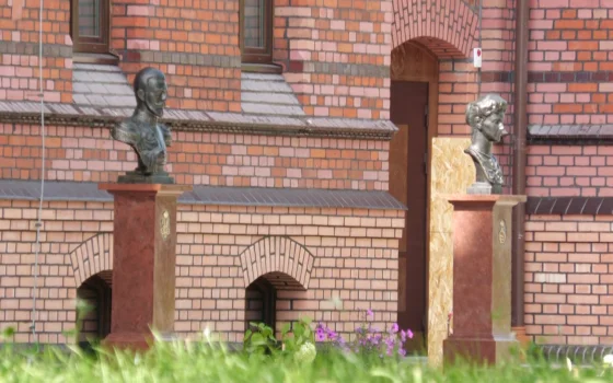 В Гусеве установили бюсты Николая II и Александры Фёдоровны