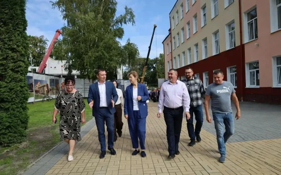 Светлана Трусенева проверила ход строительства спортзала в гусевской школе